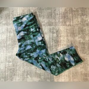 Yuna Women’s Multi-Color Capri Leggings in Good Condition. Size L/XL. $7